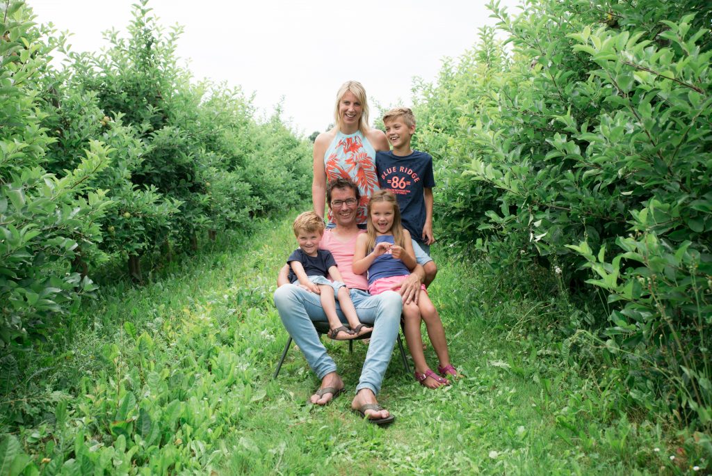 fotoreportage gezin in de appelboomgaard in Elden bij Arnhem 
