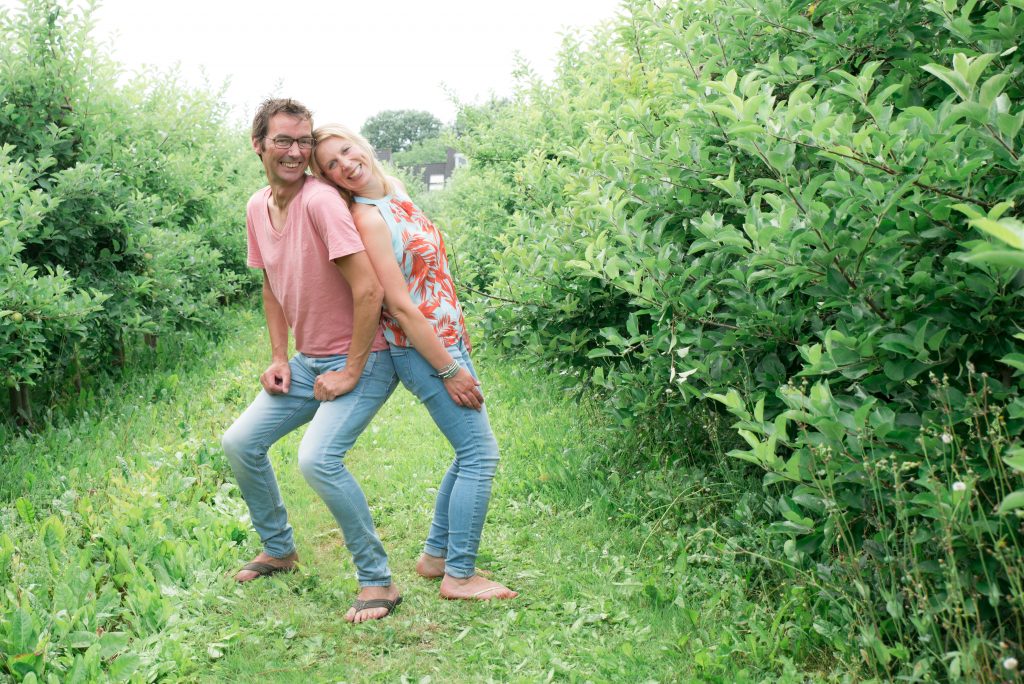 love shoot vader en moeder tijdens een fotoreportage gezin in de appelboomgaard in Elden